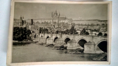 Praha - Hradčany a Karlův most (pohled z dálky)